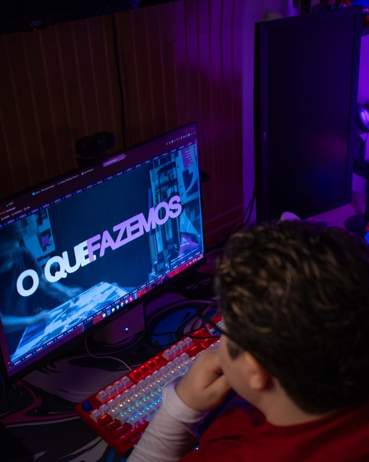 Kélita looking at the KAEV website on screen